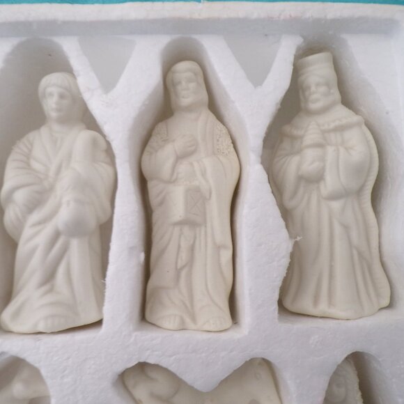 BLACK FRIDAY SALE 11 Piece Nativity Set Jade Collection with Wood Base - Picture 4 of 9